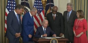 CCL Executive Director Madeleine Para's remarks on the passage of the Inflation Reduction Act. Biden signs the Inflation Reduction Act as Manchin, Schumer, Pelosi, and others look on. Congress; price on carbon; carbon fee and dividend.